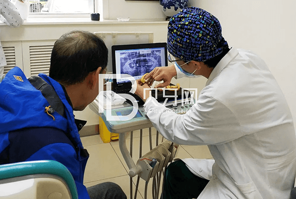 口福故事丨松牙重新固定，不受拔牙苦，6旬老人重享“舌尖上的幸?！?></p>
						</div>
						<div   id=