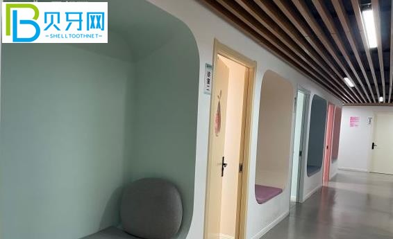 武漢青橙口腔能刷社?？▎?/></p>
<p>五：武漢青城口腔診所地址在哪里？</p>
<p>湖北省武漢市洪山區(qū)光谷SBI創(chuàng)業(yè)街2號(hào)樓</p>
<p>綜上所述：武漢傾誠(chéng)口腔是正規(guī)靠譜的口腔機(jī)構(gòu)。價(jià)目表是負(fù)擔(dān)得起的，不貴。網(wǎng)友評(píng)論說(shuō)，醫(yī)生的牙科技術(shù)比較好，大家可以放心治牙！</p>
            <p>以上是關(guān)于<strong>武漢青橙口腔怎么樣是正規(guī)的嗎，收費(fèi)怎么樣，能刷社?？▎?/strong>的相關(guān)介紹，想要了解更多醫(yī)生，案例等內(nèi)容，歡迎在線咨詢客服哦。</p>
            <div   id="cljrrqk4jn"   class="content_tag">
                <div   id="cljrrqk4jn"   class="content_tag_left">關(guān)鍵詞：</div>
                <div   id="cljrrqk4jn"   class="content_tag_right">
                     
                    <a class="content_tag_right_item" href="/tag/%E9%9D%92%E6%A9%99">青橙</a> 
                     
                    <a class="content_tag_right_item" href="/tag/%E7%A7%8D%E7%89%99">種牙</a> 
                     
                    <a class="content_tag_right_item" href="/tag/%E5%8F%A3%E8%85%94%E6%8A%A4%E7%90%86">口腔護(hù)理</a> 
                     
                    <a class="content_tag_right_item" href="/tag/%E6%AD%A3%E8%83%BD%E9%87%8F">正能量</a> 
                    
                </div>
            </div>
            <p class="ask_doctor">
                <a ><img src="/static/images/dibuzx.jpg" title="" alt="在線咨詢" rel="nofollow"></a>
            </p>
            <p class="show_bianji">編輯：</p>
        </div>
        <div   id="cljrrqk4jn"   class="fr width_fr mohutupian">
            <!--  -->
            <div   id="cljrrqk4jn"   class="zixun_gonglue mt0 margin_l">
                <h3><i></i>牙友點(diǎn)評(píng)<a href="/list_3/" class="fr mor_l"><span>更多></span></a></h3>
                 
                <ul>
                    <li>
                        <a href="/list_3/5051.html" class="img"><img src="/static/upload/images/y20221202/z5yxgq1v4dz.jpg" alt="浙江衢州鹿鳴口腔門診怎么樣？"></a>
                        <p class="tit"><a href="/list_3/5051.html">浙江衢州鹿鳴口腔門診怎么樣？</a></p>
                        <p class="txt">浙江衢州鹿鳴口腔門診怎么樣？浙江衢州鹿鳴口腔門診是一家以提供優(yōu)質(zhì)服務(wù)為特色的口碑門診。醫(yī)院環(huán)境溫馨舒適，裝修精致，積累了很好的口碑評(píng)價(jià)。1.浙江衢州鹿鳴口腔門診···<a href="/list_3/5051.html">[詳細(xì)]</a></p>
                    </li>
                </ul>
                 
                <ul>
                    <li>
                        <a href="/list_3/5050.html" class="img"><img src="/static/upload/images/y20221202/ktg5akngtcc.jpg" alt="蘇州康橋口腔醫(yī)院電話了解詳情，想了解客戶口碑"></a>
                        <p class="tit"><a href="/list_3/5050.html">蘇州康橋口腔醫(yī)院電話了解詳情，想了解客戶口碑</a></p>
                        <p class="txt">有朋友在后臺(tái)咨詢。我想知道蘇州康橋口腔醫(yī)院的評(píng)價(jià)是否好。我還打電話了解細(xì)節(jié)。為什么這么麻煩？本文是小編探店評(píng)估記錄。如果你想了解客戶的聲譽(yù)，請(qǐng)看這里！一、蘇州康···<a href="/list_3/5050.html">[詳細(xì)]</a></p>
                    </li>
                </ul>
                 
                <ul>
                    <li>
                        <a href="/list_3/5048.html" class="img"><img src="/static/upload/images/y20221202/azgp4rwnrhk.jpg" alt="上海奉浦醫(yī)院口腔科是坑人嗎？ 看完最近的口碑評(píng)價(jià)，我明白了"></a>
                        <p class="tit"><a href="/list_3/5048.html">上海奉浦醫(yī)院口腔科是坑人嗎？ 看完最近的口碑評(píng)價(jià)，我明白了</a></p>
                        <p class="txt">上海奉浦醫(yī)院口腔科是一個(gè)合格的口腔診療科，醫(yī)生團(tuán)隊(duì)也經(jīng)過(guò)了嚴(yán)格的篩選。為所有來(lái)醫(yī)院的患者創(chuàng)造一個(gè)穩(wěn)定的醫(yī)療質(zhì)量體驗(yàn)和舒適的牙科護(hù)理環(huán)境。奉浦醫(yī)院的聲譽(yù)好嗎？上?！ぁぁ?a href="/list_3/5048.html">[詳細(xì)]</a></p>
                    </li>
                </ul>
                 
                <ul>
                    <li>
                        <a href="/list_3/5046.html" class="img"><img src="/static/upload/images/y20221202/12mld3v4pbd.jpg" alt="金華蘭溪性價(jià)比高的牙科有哪些？金華卓奧口腔怎么樣？"></a>
                        <p class="tit"><a href="/list_3/5046.html">金華蘭溪性價(jià)比高的牙科有哪些？金華卓奧口腔怎么樣？</a></p>
                        <p class="txt">金華哪個(gè)牙科好？蘭溪市正規(guī)實(shí)惠的牙科有哪些？經(jīng)過(guò)小編的方便評(píng)價(jià)，我們找到了一個(gè)合格、價(jià)格實(shí)惠、口碑好的牙科。這是金華卓奧口腔。為什么推薦？請(qǐng)直接看下面的評(píng)論。金···<a href="/list_3/5046.html">[詳細(xì)]</a></p>
                    </li>
                </ul>
                 
                <ul>
                    <li>
                        <a href="/list_3/5044.html" class="img"><img src="/static/upload/images/y20221202/jqf2x1lt3e5.jpg" alt="杭州富陽(yáng)金鉑利口怎么樣？口碑好嗎？市民說(shuō)正規(guī)便宜好。"></a>
                        <p class="tit"><a href="/list_3/5044.html">杭州富陽(yáng)金鉑利口怎么樣？口碑好嗎？市民說(shuō)正規(guī)便宜好。</a></p>
                        <p class="txt">杭州還有很多大大小小的口腔醫(yī)院和診所，那么杭州哪個(gè)牙科比較好呢？杭州富陽(yáng)金白金口腔怎么樣？口碑好嗎？根據(jù)當(dāng)?shù)厥忻竦姆答?，醫(yī)院正規(guī)可靠的牙科技術(shù)還可以，收費(fèi)價(jià)格合···<a href="/list_3/5044.html">[詳細(xì)]</a></p>
                    </li>
                </ul>
                
            </div>
        </div>
    </div>
</div>
<div   id="cljrrqk4jn"   class="list_kecheng layout">
    <h3 class="rem_title" style="width: 100%;">相關(guān)推薦</h3>
    <div   id="cljrrqk4jn"   class="rem_box">
         
        <div   id="cljrrqk4jn"   class="rem_item">
            <a href="/list_3/5051.html">浙江衢州鹿鳴口腔門診怎么樣？</a>
        </div>
         
        <div   id="cljrrqk4jn"   class="rem_item">
            <a href="/list_3/5050.html">蘇州康橋口腔醫(yī)院電話了解詳情，想了解客戶口碑</a>
        </div>
         
        <div   id="cljrrqk4jn"   class="rem_item">
            <a href="/list_3/5048.html">上海奉浦醫(yī)院口腔科是坑人嗎？ 看完最近的口碑評(píng)價(jià)，我明白了</a>
        </div>
         
        <div   id="cljrrqk4jn"   class="rem_item">
            <a href="/list_3/5046.html">金華蘭溪性價(jià)比高的牙科有哪些？金華卓奧口腔怎么樣？</a>
        </div>
         
        <div   id="cljrrqk4jn"   class="rem_item">
            <a href="/list_3/5044.html">杭州富陽(yáng)金鉑利口怎么樣？口碑好嗎？市民說(shuō)正規(guī)便宜好。</a>
        </div>
         
        <div   id="cljrrqk4jn"   class="rem_item">
            <a href="/list_3/5042.html">吉林愛牙口腔門診部好嗎？我們來(lái)看看口碑如何附地址。</a>
        </div>
         
        <div   id="cljrrqk4jn"   class="rem_item">
            <a href="/list_3/5039.html">長(zhǎng)沙優(yōu)仕口腔好嗎？患者的口碑評(píng)價(jià)如何？</a>
        </div>
         
        <div   id="cljrrqk4jn"   class="rem_item">
            <a href="/list_3/5037.html">南通美奧口腔門診怎么樣？正式嗎？附門診時(shí)間和地址</a>
        </div>
        
    </div>
</div>
<footer>
            <div   id="cljrrqk4jn"   class="footer">
                <div   id="cljrrqk4jn"   class="layout clearfix">
                    <img src="/static/images/tmlogo.png" class="fl footer_logo" width="185" style="height:auto">
                    <ul class="fl">
                        <li id="cljrrqk4jn"    class="footer_nav">
                            
                            <a href="/news_1091/" title="口腔醫(yī)院排名" target="_blank">口腔醫(yī)院排名</a>
                            
                            
                            <a href="/news_1100/" title="口腔醫(yī)院價(jià)格" target="_blank">口腔醫(yī)院價(jià)格</a>
                            
                            
                            <a href="/pages_21/" rel="nofollow">關(guān)于我們</a>
                            
                            <a href="/pages_22/" rel="nofollow">聯(lián)系我們</a>
                            
                            <a href="/index.php/sitemap.xml" target="_blank">網(wǎng)站地圖</a>
                            
                            <a href="/pages_23/" rel="nofollow">版權(quán)申明</a>
                            
                            <div   id="cljrrqk4jn"   class="ba_398">
                                <a  target="_blank" rel="nofollow">網(wǎng)站備案號(hào)：京ICP備2022003338號(hào)-1</a>
                            </div>
                        </li>
                        <li>免責(zé)聲明：本網(wǎng)站部分內(nèi)容來(lái)源于公眾平臺(tái)及網(wǎng)絡(luò)，如有侵犯版權(quán)請(qǐng)聯(lián)系我們</li>
                    </ul>
                    <p class="footer_weixin fl">
                        <span>手機(jī)版</span>
                        <img src="/static/upload/image/20220213/1644733911763517.png" class="Wx_img" alt="">
                    </p>
                </div>
            </div>
        </footer>
        
        
	
<!--
<style>
img:after{
    content: 