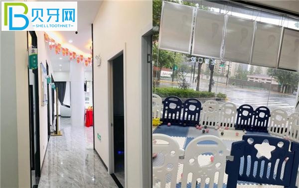 圣康口腔是正規(guī)醫(yī)院?jiǎn)?/></p>
<p>客戶 3：</p>
<p>平時(shí)刷牙很認(rèn)真，但是一照鏡子，發(fā)現(xiàn)牙齒還是黃黃的。聽(tīng)朋友推薦來(lái)惠閣牙科。當(dāng)我進(jìn)入商店時(shí)，我感到非常驚訝。環(huán)境挺好的，沒(méi)記住。牙科消毒劑的刺鼻氣味。</p>
<p>規(guī)模挺大的，服務(wù)和技術(shù)都很滿意。一百多塊錢的洗牙套餐，很滿意。</p>
            <p>以上是關(guān)于<strong>揭秘上海圣康口腔輝歌門診部怎么樣，收費(fèi)標(biāo)準(zhǔn)貴嗎？</strong>的相關(guān)介紹，想要了解更多醫(yī)生，案例等內(nèi)容，歡迎在線咨詢客服哦。</p>
            <div   id="cljrrqk4jn"   class="content_tag">
                <div   id="cljrrqk4jn"   class="content_tag_left">關(guān)鍵詞：</div>
                <div   id="cljrrqk4jn"   class="content_tag_right">
                     
                    <a class="content_tag_right_item" href="/tag/%E5%8F%A3%E8%85%94%E6%8A%A4%E7%90%86">口腔護(hù)理</a> 
                    
                </div>
            </div>
            <p class="ask_doctor">
                <a ><img src="/static/images/dibuzx.jpg" title="" alt="在線咨詢" rel="nofollow"></a>
            </p>
            <p class="show_bianji">編輯：</p>
        </div>
        <div   id="cljrrqk4jn"   class="fr width_fr mohutupian">
            <!--  -->
            <div   id="cljrrqk4jn"   class="zixun_gonglue mt0 margin_l">
                <h3><i></i>牙友點(diǎn)評(píng)<a href="/list_3/" class="fr mor_l"><span>更多></span></a></h3>
                 
                <ul>
                    <li>
                        <a href="/list_3/5051.html" class="img"><img src="/static/upload/images/y20221202/z5yxgq1v4dz.jpg" alt="浙江衢州鹿鳴口腔門診怎么樣？"></a>
                        <p class="tit"><a href="/list_3/5051.html">浙江衢州鹿鳴口腔門診怎么樣？</a></p>
                        <p class="txt">浙江衢州鹿鳴口腔門診怎么樣？浙江衢州鹿鳴口腔門診是一家以提供優(yōu)質(zhì)服務(wù)為特色的口碑門診。醫(yī)院環(huán)境溫馨舒適，裝修精致，積累了很好的口碑評(píng)價(jià)。1.浙江衢州鹿鳴口腔門診···<a href="/list_3/5051.html">[詳細(xì)]</a></p>
                    </li>
                </ul>
                 
                <ul>
                    <li>
                        <a href="/list_3/5050.html" class="img"><img src="/static/upload/images/y20221202/ktg5akngtcc.jpg" alt="蘇州康橋口腔醫(yī)院電話了解詳情，想了解客戶口碑"></a>
                        <p class="tit"><a href="/list_3/5050.html">蘇州康橋口腔醫(yī)院電話了解詳情，想了解客戶口碑</a></p>
                        <p class="txt">有朋友在后臺(tái)咨詢。我想知道蘇州康橋口腔醫(yī)院的評(píng)價(jià)是否好。我還打電話了解細(xì)節(jié)。為什么這么麻煩？本文是小編探店評(píng)估記錄。如果你想了解客戶的聲譽(yù)，請(qǐng)看這里！一、蘇州康···<a href="/list_3/5050.html">[詳細(xì)]</a></p>
                    </li>
                </ul>
                 
                <ul>
                    <li>
                        <a href="/list_3/5048.html" class="img"><img src="/static/upload/images/y20221202/azgp4rwnrhk.jpg" alt="上海奉浦醫(yī)院口腔科是坑人嗎？ 看完最近的口碑評(píng)價(jià)，我明白了"></a>
                        <p class="tit"><a href="/list_3/5048.html">上海奉浦醫(yī)院口腔科是坑人嗎？ 看完最近的口碑評(píng)價(jià)，我明白了</a></p>
                        <p class="txt">上海奉浦醫(yī)院口腔科是一個(gè)合格的口腔診療科，醫(yī)生團(tuán)隊(duì)也經(jīng)過(guò)了嚴(yán)格的篩選。為所有來(lái)醫(yī)院的患者創(chuàng)造一個(gè)穩(wěn)定的醫(yī)療質(zhì)量體驗(yàn)和舒適的牙科護(hù)理環(huán)境。奉浦醫(yī)院的聲譽(yù)好嗎？上海···<a href="/list_3/5048.html">[詳細(xì)]</a></p>
                    </li>
                </ul>
                 
                <ul>
                    <li>
                        <a href="/list_3/5046.html" class="img"><img src="/static/upload/images/y20221202/12mld3v4pbd.jpg" alt="金華蘭溪性價(jià)比高的牙科有哪些？金華卓奧口腔怎么樣？"></a>
                        <p class="tit"><a href="/list_3/5046.html">金華蘭溪性價(jià)比高的牙科有哪些？金華卓奧口腔怎么樣？</a></p>
                        <p class="txt">金華哪個(gè)牙科好？蘭溪市正規(guī)實(shí)惠的牙科有哪些？經(jīng)過(guò)小編的方便評(píng)價(jià)，我們找到了一個(gè)合格、價(jià)格實(shí)惠、口碑好的牙科。這是金華卓奧口腔。為什么推薦？請(qǐng)直接看下面的評(píng)論。金···<a href="/list_3/5046.html">[詳細(xì)]</a></p>
                    </li>
                </ul>
                 
                <ul>
                    <li>
                        <a href="/list_3/5044.html" class="img"><img src="/static/upload/images/y20221202/jqf2x1lt3e5.jpg" alt="杭州富陽(yáng)金鉑利口怎么樣？口碑好嗎？市民說(shuō)正規(guī)便宜好。"></a>
                        <p class="tit"><a href="/list_3/5044.html">杭州富陽(yáng)金鉑利口怎么樣？口碑好嗎？市民說(shuō)正規(guī)便宜好。</a></p>
                        <p class="txt">杭州還有很多大大小小的口腔醫(yī)院和診所，那么杭州哪個(gè)牙科比較好呢？杭州富陽(yáng)金白金口腔怎么樣？口碑好嗎？根據(jù)當(dāng)?shù)厥忻竦姆答?，醫(yī)院正規(guī)可靠的牙科技術(shù)還可以，收費(fèi)價(jià)格合···<a href="/list_3/5044.html">[詳細(xì)]</a></p>
                    </li>
                </ul>
                
            </div>
        </div>
    </div>
</div>
<div   id="cljrrqk4jn"   class="list_kecheng layout">
    <h3 class="rem_title" style="width: 100%;">相關(guān)推薦</h3>
    <div   id="cljrrqk4jn"   class="rem_box">
         
        <div   id="cljrrqk4jn"   class="rem_item">
            <a href="/list_3/5051.html">浙江衢州鹿鳴口腔門診怎么樣？</a>
        </div>
         
        <div   id="cljrrqk4jn"   class="rem_item">
            <a href="/list_3/5050.html">蘇州康橋口腔醫(yī)院電話了解詳情，想了解客戶口碑</a>
        </div>
         
        <div   id="cljrrqk4jn"   class="rem_item">
            <a href="/list_3/5048.html">上海奉浦醫(yī)院口腔科是坑人嗎？ 看完最近的口碑評(píng)價(jià)，我明白了</a>
        </div>
         
        <div   id="cljrrqk4jn"   class="rem_item">
            <a href="/list_3/5046.html">金華蘭溪性價(jià)比高的牙科有哪些？金華卓奧口腔怎么樣？</a>
        </div>
         
        <div   id="cljrrqk4jn"   class="rem_item">
            <a href="/list_3/5044.html">杭州富陽(yáng)金鉑利口怎么樣？口碑好嗎？市民說(shuō)正規(guī)便宜好。</a>
        </div>
         
        <div   id="cljrrqk4jn"   class="rem_item">
            <a href="/list_3/5042.html">吉林愛(ài)牙口腔門診部好嗎？我們來(lái)看看口碑如何附地址。</a>
        </div>
         
        <div   id="cljrrqk4jn"   class="rem_item">
            <a href="/list_3/5039.html">長(zhǎng)沙優(yōu)仕口腔好嗎？患者的口碑評(píng)價(jià)如何？</a>
        </div>
         
        <div   id="cljrrqk4jn"   class="rem_item">
            <a href="/list_3/5037.html">南通美奧口腔門診怎么樣？正式嗎？附門診時(shí)間和地址</a>
        </div>
        
    </div>
</div>
<footer>
            <div   id="cljrrqk4jn"   class="footer">
                <div   id="cljrrqk4jn"   class="layout clearfix">
                    <img src="/static/images/tmlogo.png" class="fl footer_logo" width="185" style="height:auto">
                    <ul class="fl">
                        <li id="cljrrqk4jn"    class="footer_nav">
                            
                            <a href="/news_1091/" title="口腔醫(yī)院排名" target="_blank">口腔醫(yī)院排名</a>
                            
                            
                            <a href="/news_1100/" title="口腔醫(yī)院價(jià)格" target="_blank">口腔醫(yī)院價(jià)格</a>
                            
                            
                            <a href="/pages_21/" rel="nofollow">關(guān)于我們</a>
                            
                            <a href="/pages_22/" rel="nofollow">聯(lián)系我們</a>
                            
                            <a href="/index.php/sitemap.xml" target="_blank">網(wǎng)站地圖</a>
                            
                            <a href="/pages_23/" rel="nofollow">版權(quán)申明</a>
                            
                            <div   id="cljrrqk4jn"   class="ba_398">
                                <a  target="_blank" rel="nofollow">網(wǎng)站備案號(hào)：京ICP備2022003338號(hào)-1</a>
                            </div>
                        </li>
                        <li>免責(zé)聲明：本網(wǎng)站部分內(nèi)容來(lái)源于公眾平臺(tái)及網(wǎng)絡(luò)，如有侵犯版權(quán)請(qǐng)聯(lián)系我們</li>
                    </ul>
                    <p class="footer_weixin fl">
                        <span>手機(jī)版</span>
                        <img src="/static/upload/image/20220213/1644733911763517.png" class="Wx_img" alt="">
                    </p>
                </div>
            </div>
        </footer>
        
        
	
<!--
<style>
img:after{
    content: 